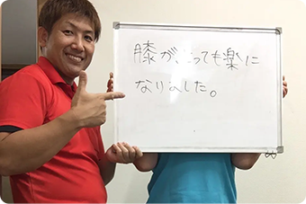 利用者と代表が笑顔で並ぶ様子