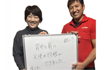 利用者と代表が笑顔で並ぶ様子