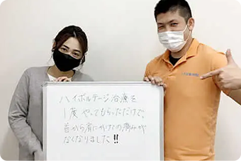 利用者と代表が笑顔で並ぶ様子